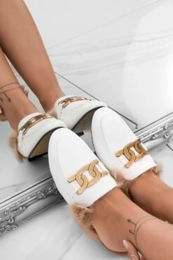 Mocassini Aperti Bianchi Con Finta Pelliccia E Catena Oro