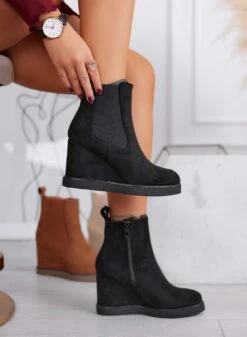 JANIKE - Stivaletti Neri Alla Caviglia Scamosciati Con Elastico E Zeppa -Negozio al dettaglio Alexoo 3 18bd4777 7ebf 4b76 9af9 d94e9b553bdb