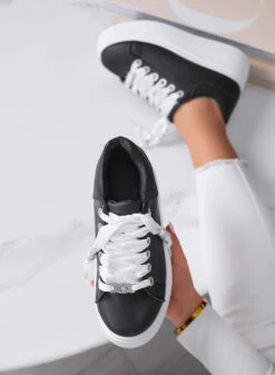 CARTER - Sneakers Platform Nere Con Lacci In Raso E Perle -Negozio al dettaglio Alexoo 3 391ca64b 351e 4d3d b869 52a65a68221f