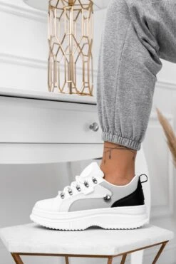 Sneakers Bianche Con Pannelli A Contrasto E Ganci Argento -Negozio al dettaglio Alexoo 3 3 268