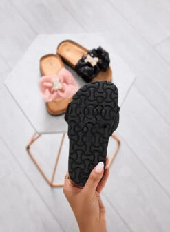 CAIRO - Sandali Neri Ciabatte Bambina Con Fiocco Maxi E Orsetto Gioiello -Negozio al dettaglio Alexoo 3 3d26b9ae f4ad 4884 b09d 1fe19c9fa446