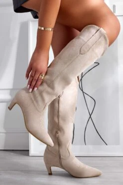 Stivali Beige Scamosciati Con Tacchetto A Spillo -Negozio al dettaglio Alexoo 3 3fa7ec5e 525e 4599 a66f e62481f778fc