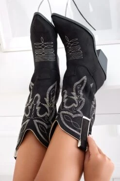 Stivaletti Neri Camperos Con Ricamo Bianco -Negozio al dettaglio Alexoo 3 4d9844fa 75d8 4d99 bb50 ae5330a097c7