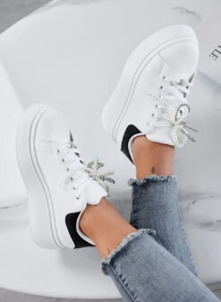 IOLANDA - Sneakers Bianche Con Retro Nero E Fiocco In Perle -Negozio al dettaglio Alexoo 3 5c93282c d561 439e bcab dacd306bd61c