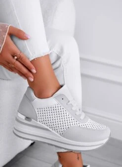 LUE - Sneakers Traforate Bianche Con Suola Spessa -Negozio al dettaglio Alexoo 3 6b51ac4d 9298 4820 8359 0f00820fad27