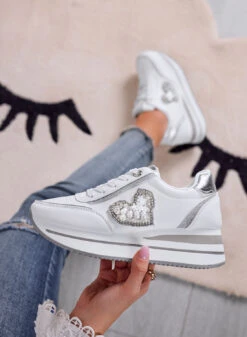 LORELLA - Sneakers Bianche Con Dettagli Argento E Cuore Gioiello -Negozio al dettaglio Alexoo 3 a6d17a6b ea40 469c 92d8 6cfa7c061ece