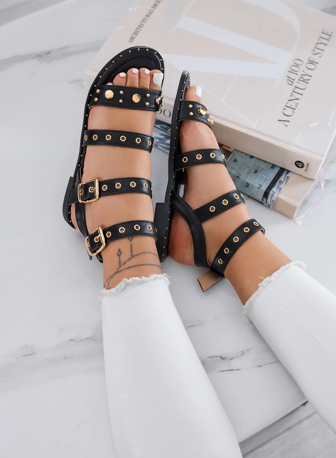 LILY - Sandali Neri Bassi Effetto Pitonato Con Borchie E Fibbie 3 LILY - Sandali Neri Bassi Effetto Pitonato Con Borchie E Fibbie - immagine 3