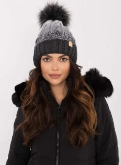 Cappello Grigio Con Imbottitura Interna E Pompon -Negozio al dettaglio Alexoo 3 b3e4c059 8c3c 4d63 a275 10df5f3eb5c1