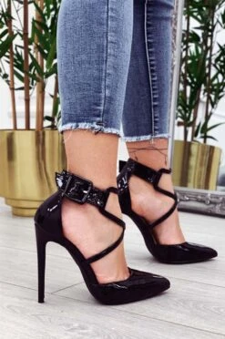 Decolletè Nere In Vernice Contacco A Spillo E Fibbia -Negozio al dettaglio Alexoo 3 decollet nere in vernice con tacco a spillo e fibbia clio