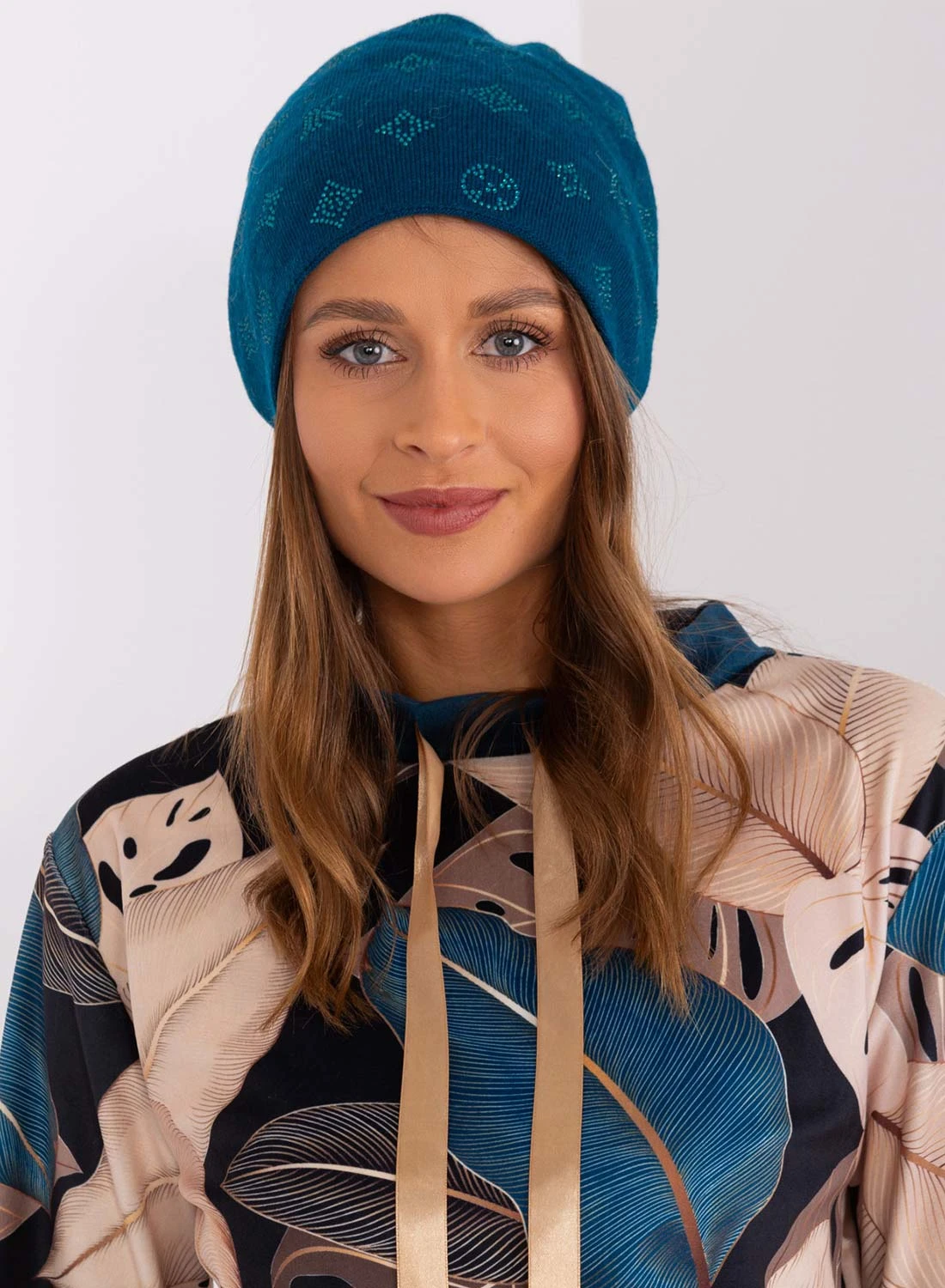 Cappello Blu Petrolio Imbottito Con Applicazioni Strass 3 Cappello Blu Petrolio Imbottito Con Applicazioni Strass - immagine 3