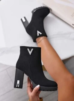 LEANDRA - Tronchetti Neri Con Applicazione V Argento Gioiello -Negozio al dettaglio Alexoo 3 f718d728 0d73 41a7 9bde 9174f13a266c