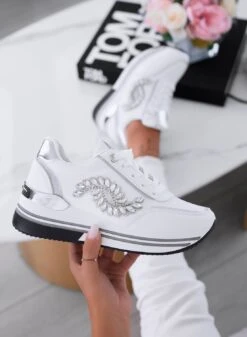 REGINA - Sneakers Bianche Con Applicazione Gioiello Argento 5 REGINA - Sneakers Bianche Con Applicazione Gioiello Argento -Negozio al dettaglio Alexoo 3 fe4211af 0d39 453d a9b0 102144b0bc23