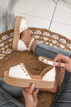 Espadrillas Bianche Con Cinturino E Borchie Oro -Negozio al dettaglio Alexoo 4. 2