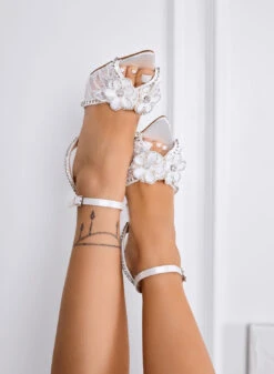 MADAME - Sandalibianchi Eleganti Con Pizzo, Fiori 3D E Strass -Negozio al dettaglio Alexoo 4 1c90b4c7 5877 466e a592 4d2f31fdce3c