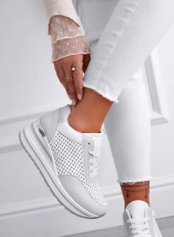 LUE - Sneakers Traforate Bianche Con Suola Spessa -Negozio al dettaglio Alexoo 4 687428e8 1274 4e84 bc6a e08e71342574