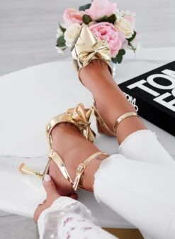 MIRABEL - Decolletè Oro Metallizzate Aperte Con Cavigliera E Fiocco -Negozio al dettaglio Alexoo 4 72d2ac49 b1dc 496e a8a4 c61ca5ac358a