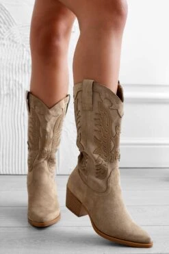 ANTIBES - Stivali Camperos Fango Con Inserti Ricamati 7 ANTIBES - Stivali Camperos Fango Con Inserti Ricamati -Negozio al dettaglio Alexoo 4 79fcc44a 2fea 4ddf a791 5992d04c79b6