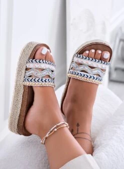 LUCIS - Sandali A Ciabatta Blu Con Zeppa E Ricamo -Negozio al dettaglio Alexoo 4 8d6f694a 59e1 46d1 8f67 94e251430fa5