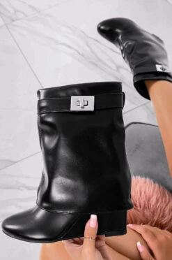 Stivaletti Neri Con Risvolto E Zeppa -Negozio al dettaglio Alexoo 4 bd24b57c a3d4 4c07 a33d f1cb4697a9ea