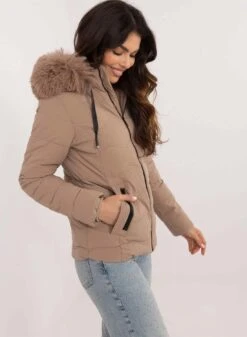 Giacca Fango Imbottita Corta Con Cappuccio In Ecopelliccia -Negozio al dettaglio Alexoo 4 bd88a426 65e4 476b 8866 fd3d43d04eed