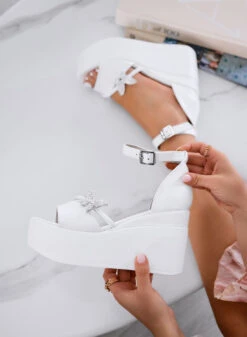 DEBORA - Sandali Bianchi Con Zeppa E Farfalla Gioiello -Negozio al dettaglio Alexoo 4 c9632f7b 64bc 4a73 8021 c34d0c89c086