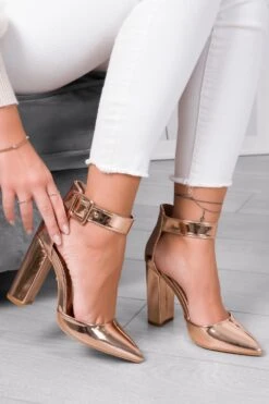 Decolletè Oro Rosa In Vernice Con Cinturino E Tacco Comodo