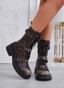 CATERINA - Stivaletti Marroni Anfibi Con Fibbie E Borchie -Negozio al dettaglio Alexoo 5 66f73bb4 cec5 4211 9e84 d47baad27bf1