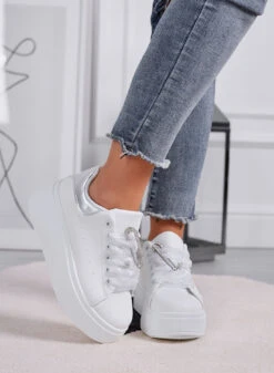 ANGY - Sneakers Bianche Platform Con Lacci In Organza Grigi E Spilla Gioiello -Negozio al dettaglio Alexoo 5 9a0597ca 5f6c 4891 859b 112e52e4c54f