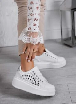 BAKER - Sneakers Bianche Traforate Con Occhielli Metallici Argento -Negozio al dettaglio Alexoo 5 9d958a17 9ac8 4035 956d a573204ce5e1