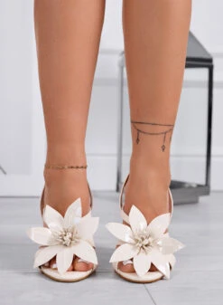 SOLEIL - Sandali Beige Con Tacco A Spillo E Fiore In Vernice -Negozio al dettaglio Alexoo 5 c3fbc328 e30f 455a 94d4 54144bb413a5