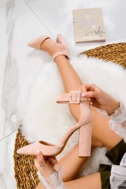 Decolletè Nude Scamosciate Con Cinturino E Tacco Comodo