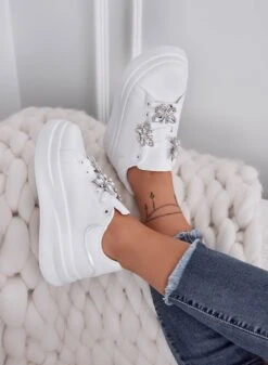 IRENE - Sneakers Bianche Con Applicazione Farfalle Gioiello Argento -Negozio al dettaglio Alexoo 5 e508bc6c c18c 4e8d a280 048f5971ef2d