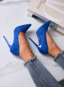 ANASTASIA - Décolleté Blu Elettrico In Camoscio Con Tacco In Vernice -Negozio al dettaglio Alexoo 6 0342576a 340a 431c 872a ddc79be6afa3