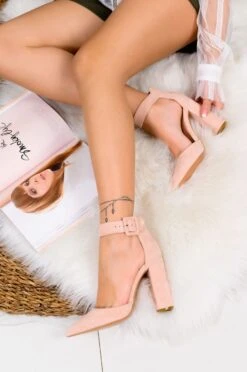 Decolletè Nude Scamosciate Con Cinturino E Tacco Comodo 6 Decolletè Nude Scamosciate Con Cinturino E Tacco Comodo -Negozio al dettaglio Alexoo 6 14 25