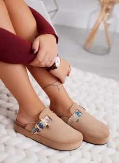 YODA - Pantofole Sabot Beige Con Fibbie Colorate -Negozio al dettaglio Alexoo 6 1a6986ab 0d48 41f2 933e 5cf9642f825a