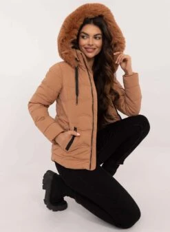 Giacca Camel Imbottita Corta Con Cappuccio In Ecopelliccia -Negozio al dettaglio Alexoo 6 3c9ec594 08a5 4c2e 930a f2de7257936f