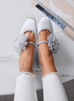 ATHENA - Ballerine Argento Eleganti In Raso Con Fiore Decorativo -Negozio al dettaglio Alexoo 6 479c6980 dfb4 4293 967d c55c37d1446d