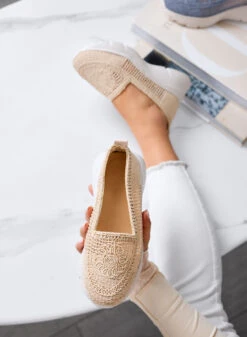 NASTIA - Mocassini Beige Slip-on Traforate In Crochet Con Suola Chunky Bianca -Negozio al dettaglio Alexoo 6 84a0a5c8 a5ed 4f5e b9a0 73571b446a09