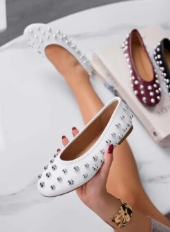 ALLEN - Ballerine Bianche Con Borchie A Sfera Argento -Negozio al dettaglio Alexoo 6 c9f3cbe5 000c 4623 b073 9f1f930fc27d