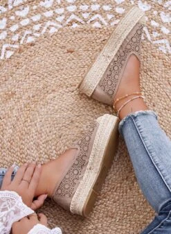 Espadrillas Fango Ricamate Con Zeppa 8 Espadrillas Fango Ricamate Con Zeppa -Negozio al dettaglio Alexoo 7 165aab35 c383 44d9 a4c0 099d4062e8c1
