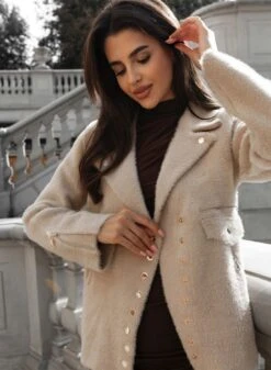 Giacca Beige Corta In Lana Con Bottoni Oro -Negozio al dettaglio Alexoo 7 3bd84d12 0504 46b5 b977 baa254f2b15d