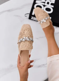 ORIETTA - Sabot In Pizzo Beige Con Strass E Punta Squadrata -Negozio al dettaglio Alexoo 7 3d2d7600 a79f 437f 80f1 1a195770d5e3