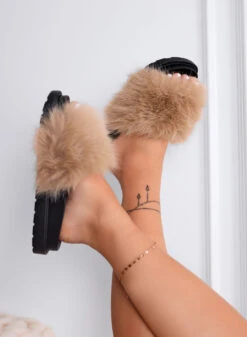 RILEY - Sandali Neri A Ciabatta Con Ecopelliccia Fango 6 RILEY - Sandali Neri A Ciabatta Con Ecopelliccia Fango -Negozio al dettaglio Alexoo 7 52b8bc9f 68d3 4eaa aa49 a7c9c7091be1