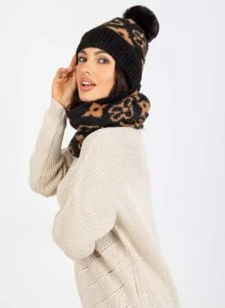 Cappello Nero Imbottito Con Pompon -Negozio al dettaglio Alexoo 7 5f115d6f f117 4370 bfc7 72718c62b546