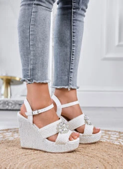 SABRINA - Sandali Bianchi Zeppe Con Cinturino E Maxi Strass -Negozio al dettaglio Alexoo 7 7e5bc3d2 c260 44e5 bc86 e49e1cbf1a94