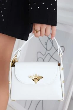Borsetta Bianca A Mano Con Borchie Oro E Tracolla Removibile 5 Borsetta Bianca A Mano Con Borchie Oro E Tracolla Removibile -Negozio al dettaglio Alexoo 7 9121dc72 5f29 496e 9567 2998dfd6d0b0