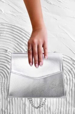 Borsa Pochette Argento Metallizzata B217 Con Catena -Negozio al dettaglio Alexoo 7 a40aa4db cf46 4780 accb ab8c0dee28d8