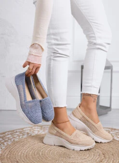 NASTIA - Mocassini Beige Slip-on Traforate In Crochet Con Suola Chunky Bianca -Negozio al dettaglio Alexoo 7 aae5ab86 9b7c 435e 8f0d 52db83717f47