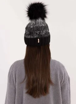 Cappello Nero Con Imbottitura Interna E Pompon -Negozio al dettaglio Alexoo 7 cdfef5dd da74 4f80 b825 87d825babf6d