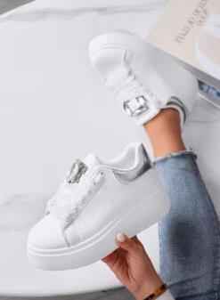 OLIVIA - Sneakers Platform Bianche Con Dettaglio Gioiello -Negozio al dettaglio Alexoo 7 d242930e bad6 4016 acc4 b112f2720c43